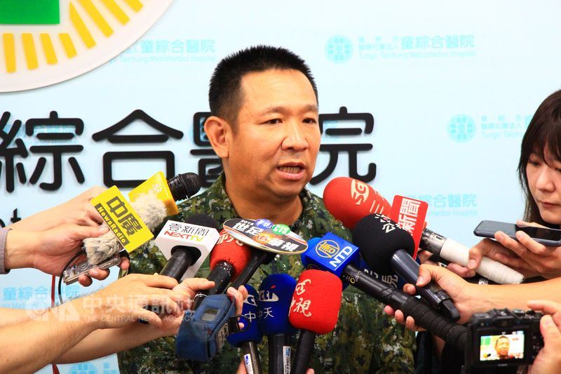 陸軍航空特戰指揮部政戰主任武立文受訪表示,陸軍航空特戰指揮部特戰營特三營,17日上午台中清泉崗,執行反空降的跳傘操演時,26歲秦姓上兵因為主傘張傘不完全,副傘吃風不足,造成直接落地的情形,地面醫療小組立即送醫。中央社記者蘇木春攝 107年5月17日