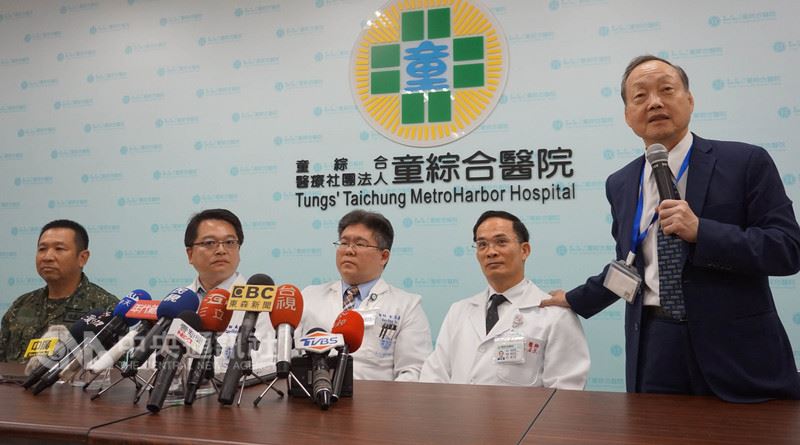 童綜合醫院18日召開記者會,說明陸軍航特部上兵秦良丰的昏迷指數今天上午進步到11分,已可眨眼回應。中央社記者趙麗妍攝 107年5月18日