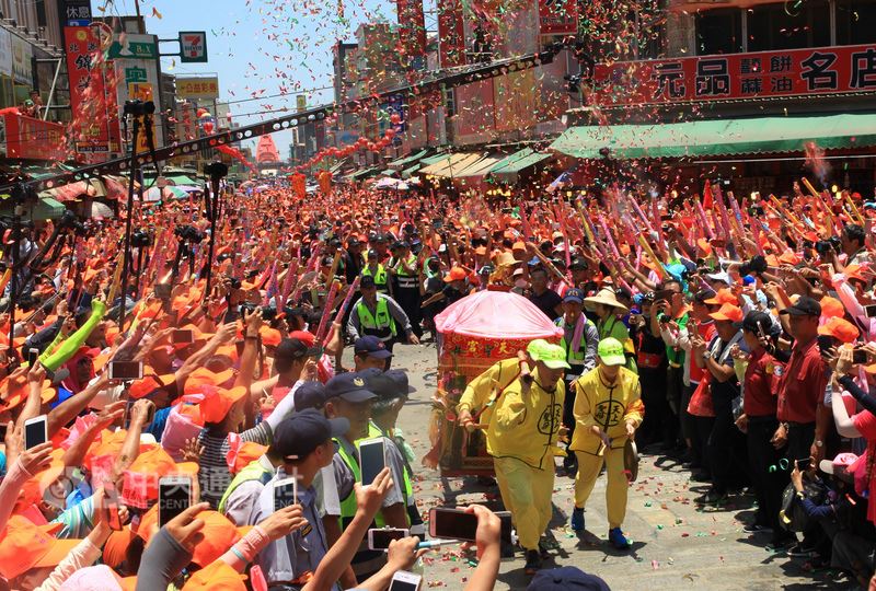 苗栗通霄白沙屯拱天宮媽祖進香雲林北港朝天宮,18日上午抵達北港,受到各界熱烈歡迎,信眾人潮擠滿宮前廣場,彩紙紛飛,盛況空前。(北港朝天宮提供)中央社記者葉子綱傳真 107年5月18日