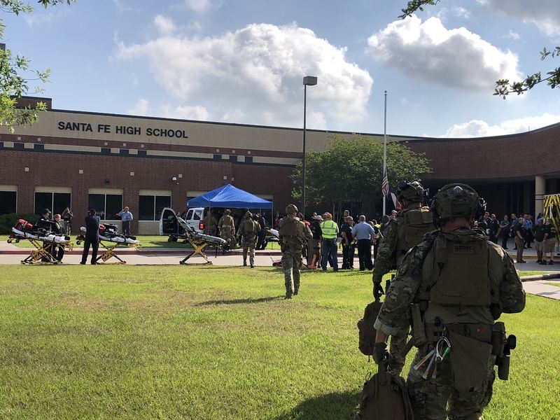美國德州聖塔菲高中18日發生槍擊案,造成10人死亡和至少10人受傷。(圖取自HCSOTexas推特網頁twitter.com/HCSOTexas)