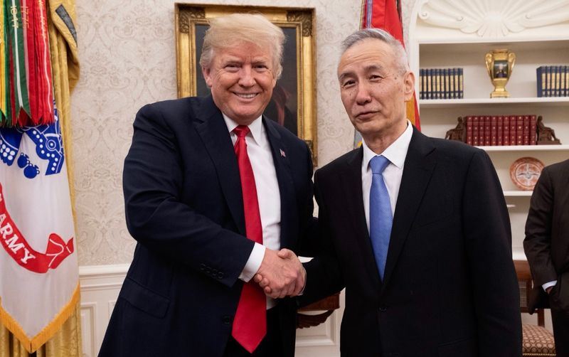 中國國務院副總理劉鶴結束訪美行後,白宮19日公布美中貿易磋商的聯合聲明。圖為美國總統川普(左)與劉鶴(右)握手致意。(取自川普推特 twitter.com/realDonaldTrump)