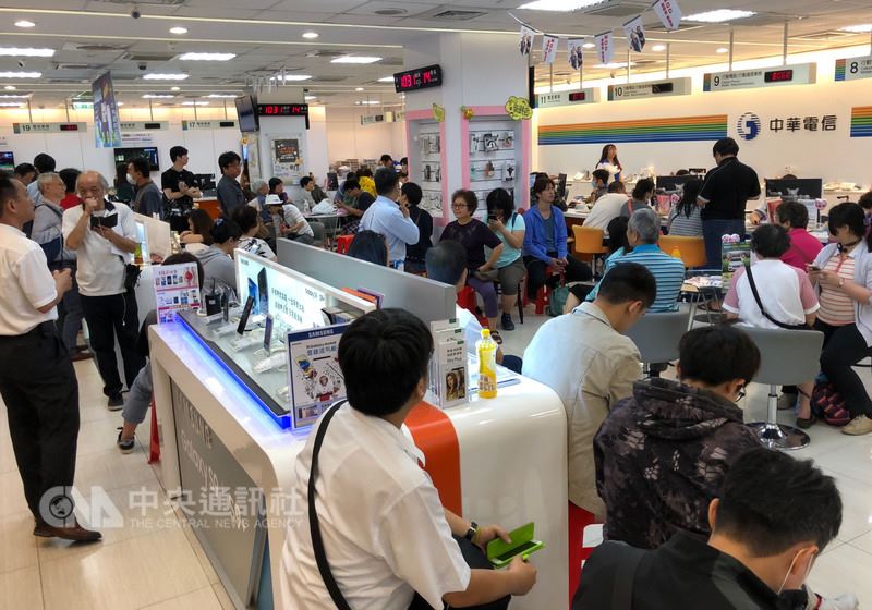 499吃到飽方案引發申辦熱潮,NCC23日表示,業者營運不當、服務品質不佳,損害使用者權益,將對中華電信開罰新台幣200萬,遠傳、台哥大各罰60萬。圖為日前大批民眾在中華電信門市等待申辦方案。(中央社檔案照片)