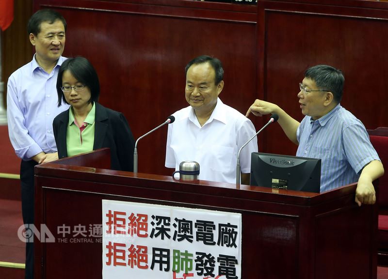 台北市長柯文哲(右)24日出席市議會總質詢,北農總經理吳音寧(左2)成為議員質詢目標;柯文哲表示,已指派北農顧問黃國彥(右2)「把吳音寧顧好」。中央社記者鄭傑文攝 107年5月24日