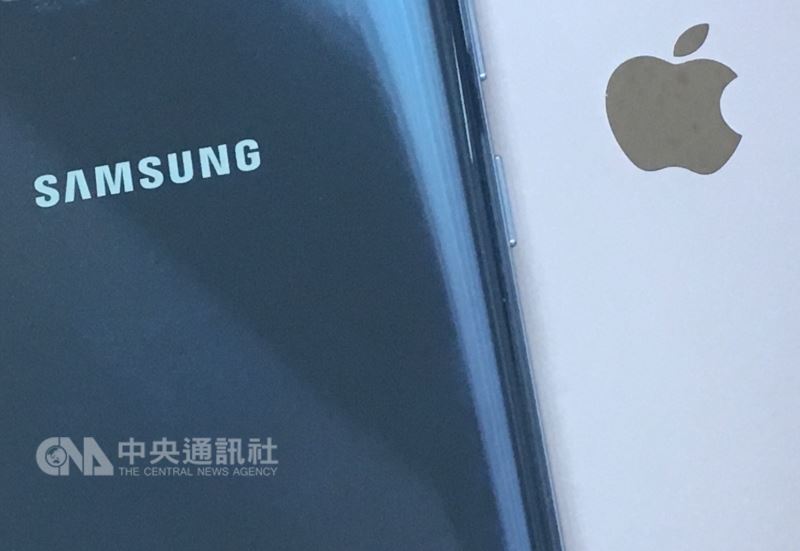 三星電子和蘋果專利之爭打了7年之久,加州法院陪審團24日裁定三星侵犯蘋果專利,需賠償蘋果5.39億美元。(中央社)