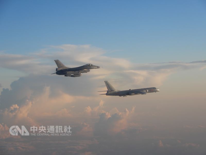 共機再度擾台,空軍司令部25日公布F-16戰機(左)升空監控共機轟6(右)的畫面,空軍說,對於區域內共軍海空機艦任務動態均能全程掌握預警情資。(空軍司令部提供)中央社記者劉麗榮傳真 107年5月25日