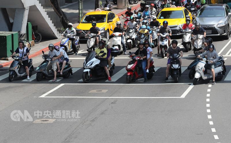 中央氣象局觀測,27日上午11時17分,台北市氣溫飆到攝氏38.2度,高溫炎熱,許多機車騎士待轉時在陰影處躲太陽。中央社記者張皓安攝 107年5月27日