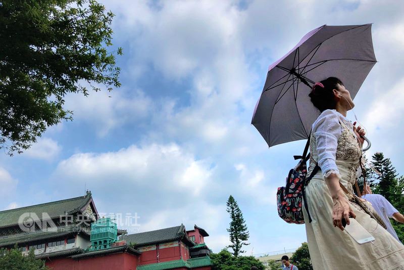 27日全台仍晴朗炎熱,氣象局預測西半部高溫約攝氏36度左右,東半部高溫34、35度。(中央社檔案照片)