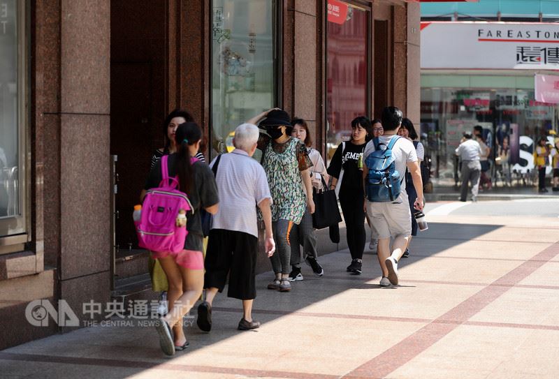 中央氣象局觀測,27日上午台北市氣溫飆到攝氏38.2度,是今年全台新高溫,多數民眾走在路上往陰影處躲太陽。中央社記者張皓安攝 107年5月27日
