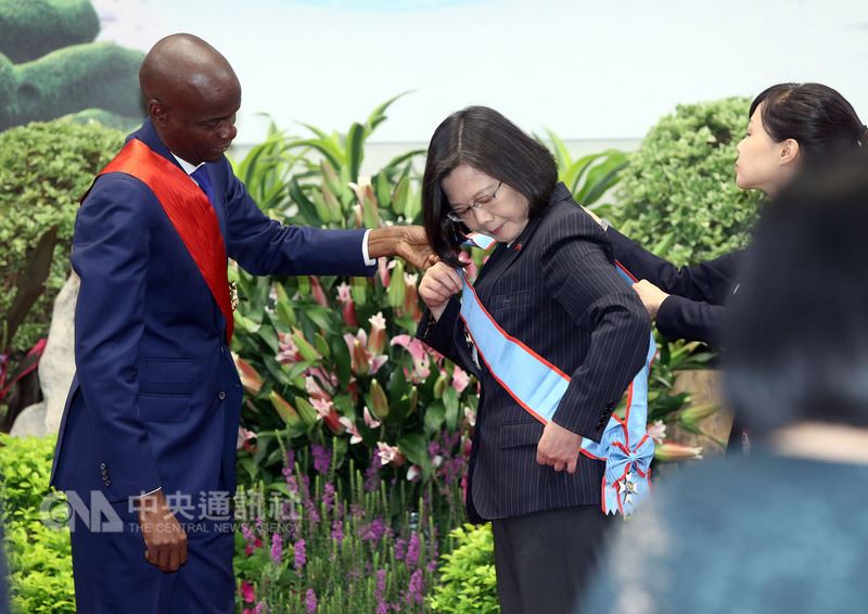 總統蔡英文(中)29日在總統府會見海地共和國總統摩依士(Jovenel Moise)(左),摩依士代表海地政府頒贈蔡總統「國家懋績大十字金質勳章」,深化兩國情誼。中央社記者鄭傑文攝 107年5月29日