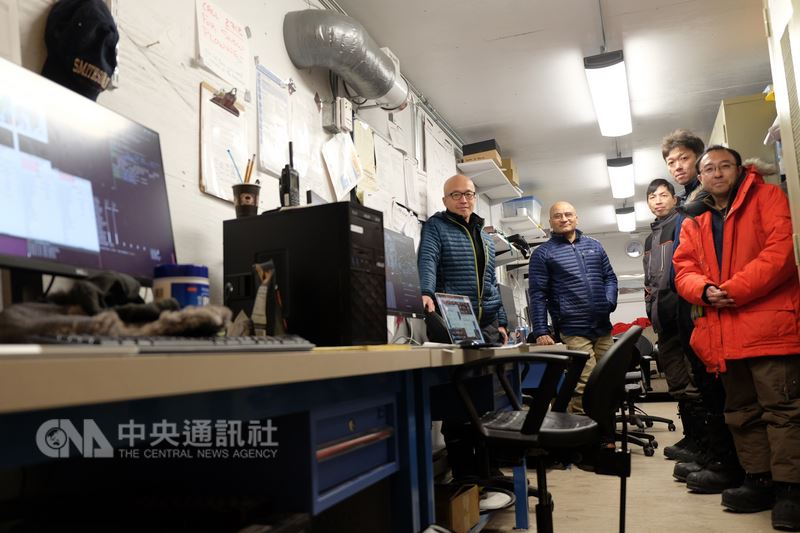 中央研究院天文及天文物理研究所與哈佛大學天文團隊合作,成功在格陵蘭架設望遠鏡並投入國際黑洞觀測計畫。團隊成員陳明堂(左起)、巴特爾(Nimesh Patel)、劉冠宇、淺田圭一及西岡宏朗在控制室內合影。中央社實習記者韋可琦傳真 107年5月29日
