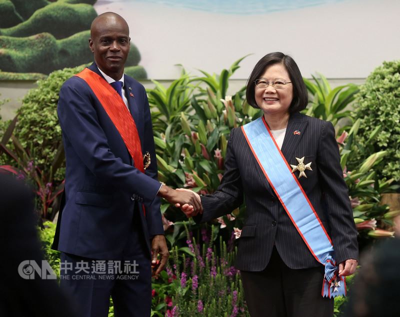 總統蔡英文(右)29日在總統府會見海地共和國總統摩依士(Jovenel Moise)(左),為感謝摩依士致力強化與支持台海兩國邦誼,蔡總統特贈最高等級「采玉大勳章」,摩依士也代表海地政府頒贈蔡總統「國家懋績大十字金質勳章」。中央社記者鄭傑文攝 107年5月29日
