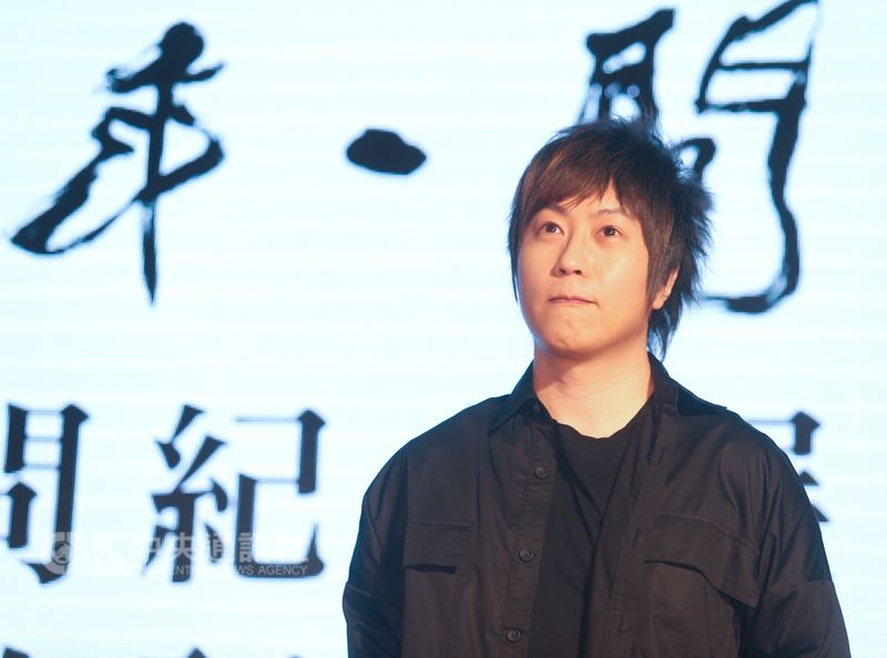 「千年一問–鄭問故宮大展」展前記者會29日在台北華山文創園區舉行,樂團五月天主唱阿信出席,為6月16日將正式登場的已故台灣漫畫大師鄭問特展宣傳造勢。中央社記者謝佳璋攝 107年5月29日