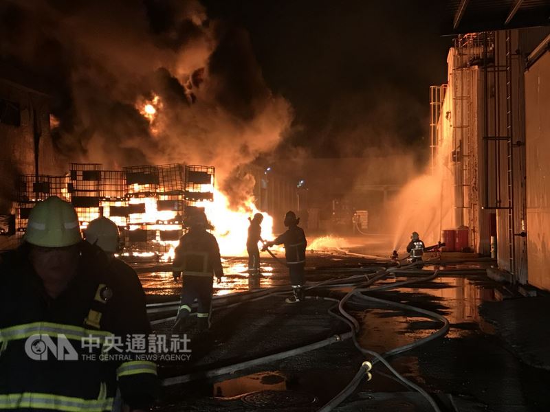 彰化全興工業區一間化學工廠5月31日深夜發生大火,由於工廠內都是塑膠粒子,500坪廠房立即陷入火海,警消出動10多輛消防車灌救,大火延燒到6月1日早上7時左右,才獲得控制。(翻攝照片)中央社記者吳哲豪傳真 107年6月1日
