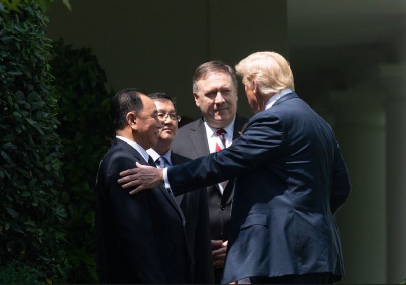 金正恩的左右手金英哲(前左)1日造訪白宮,遞交金正恩親筆信給美國總統川普(前右)。(圖取自白宮推特twitter.com/WhiteHouse)