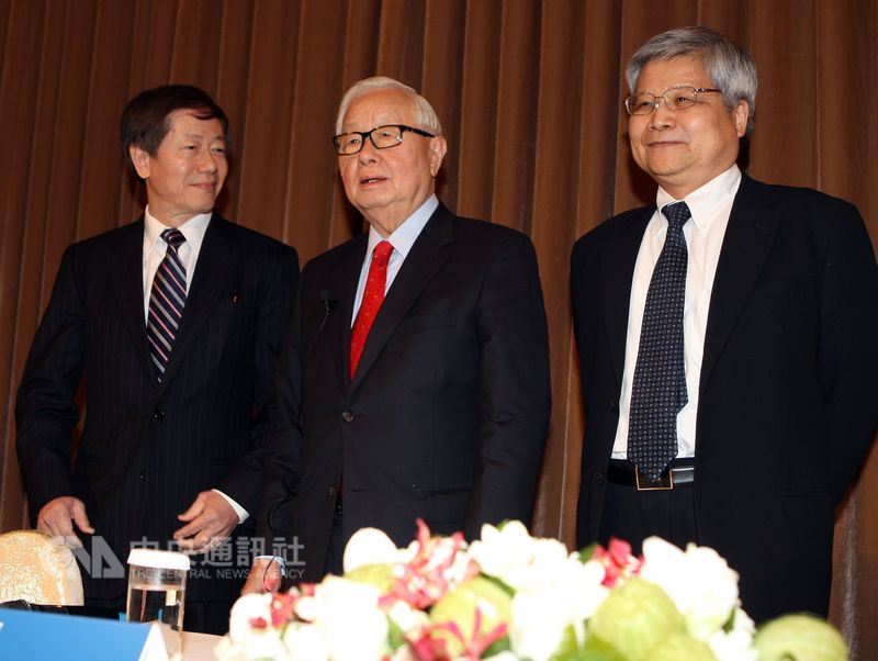 台積電董事長張忠謀5日卸任,張忠謀指定的兩名接班人劉德音(左)與魏哲家(右),能否合作帶領台積電,備受關注。(中央社檔案照片)