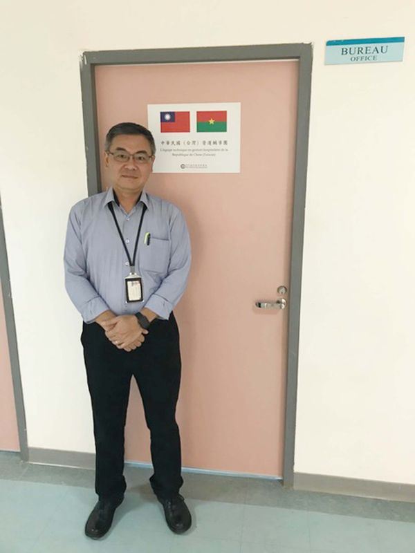 在布吉納法索說起「台灣人保羅」,很多人知道是指滕春祐,他在當地協助醫務管理達9年,斷交後必須撤離。他說,朋友遠勝政治,祝福布國人民。(滕春祐提供)中央社記者曾依璇巴黎傳真 107年6月3日