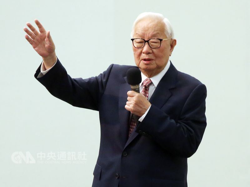 半導體教父張忠謀(圖)即將退休,偉詮電董事長林錫銘說,很慶幸台灣半導體產業的發展過程中有張忠謀。(中央社檔案照片)