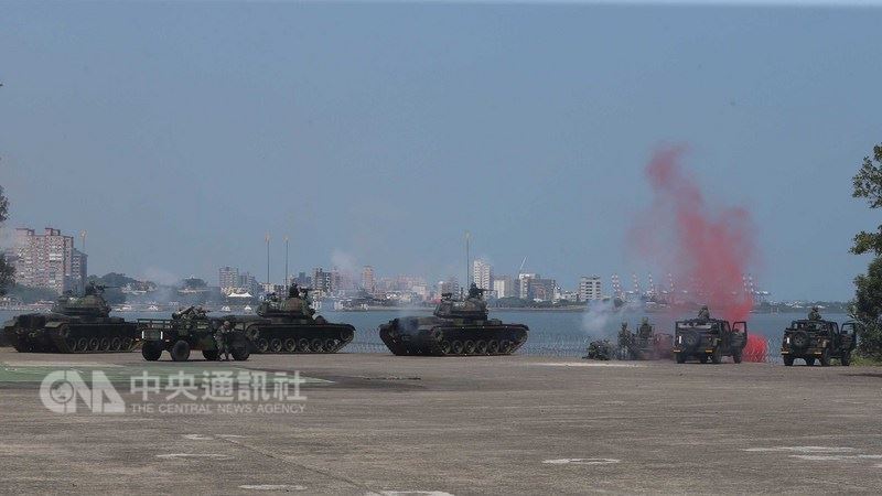 漢光34號演習,隸屬陸軍六軍團的關渡指揮部5日在淡水河口,針對河防實施反突擊、反滲透演練,阻止敵人突入首都中樞地帶。關指部出動CM-11戰車、迫砲甲車、搭載標槍飛彈的悍馬車、20機砲等,採用空包彈、煙霧彈等擬真射擊。中央社記者徐肇昌攝 107年6月5日