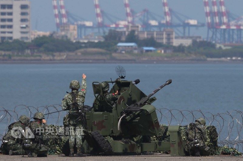 漢光34號演習實兵操演5日進入第2天,近年多採保密的淡水河反突擊演練,國防部有限度開放媒體採訪拍攝,演練以砲火狙擊意圖沿河進入台北市中樞地帶的敵軍。演訓官兵操作20機砲朝著淡水河口攻擊假想敵。中央社記者徐肇昌攝 107年6月5日