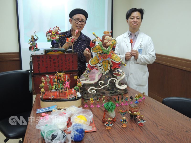 彰化鹿港國寶級捏麵人大師施教鏞(左)近年雙腳常常感覺莫名燒熱感,左腳更是明顯,還常常癢的抓破皮,因為害怕開刀,於是經友人介紹到中山醫大附醫求診,中山醫學大學附設醫院醫師林子鈞(右)5日說,診斷是靜脈曲張引發,經採注射療法後改善。中央社記者郝雪卿攝 107年6月5日