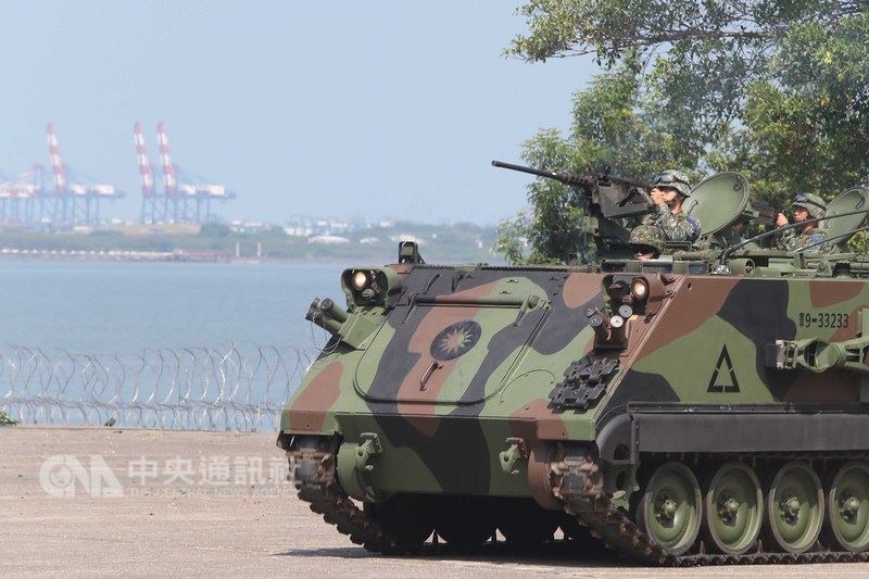 漢光34號演習實兵操演5日進入第2天,近年多採保密的淡水河反突擊演練,國防部有限度開放媒體採訪拍攝,演訓官兵操作CM-11戰車朝著淡水河口突襲的假想敵攻擊。中央社記者徐肇昌攝 107年6月5日