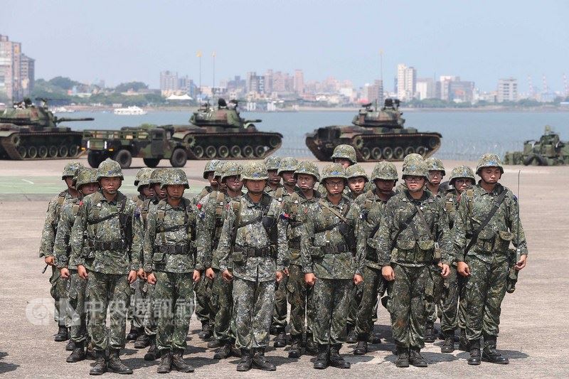 漢光34號演習,隸屬陸軍六軍團的關渡指揮部5日在淡水河口,針對河防實施反突擊、反滲透演練,阻止敵人突入首都中樞地帶。關指部弟兄在第一階段演訓後,整隊集合。中央社記者徐肇昌攝 107年6月5日