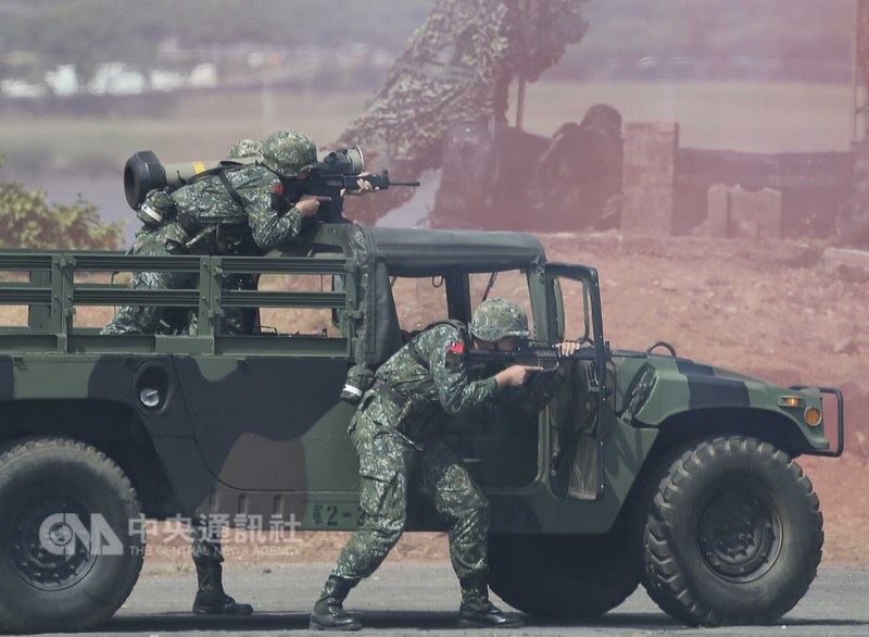 漢光34號演習,隸屬陸軍六軍團的關渡指揮部5日在淡水河口,針對河防實施反突擊、反滲透演練,阻止敵人突入首都中樞地帶。演訓官兵駕著搭載標槍飛彈的悍馬車,朝淡水河口警戒。中央社記者徐肇昌攝 107年6月5日