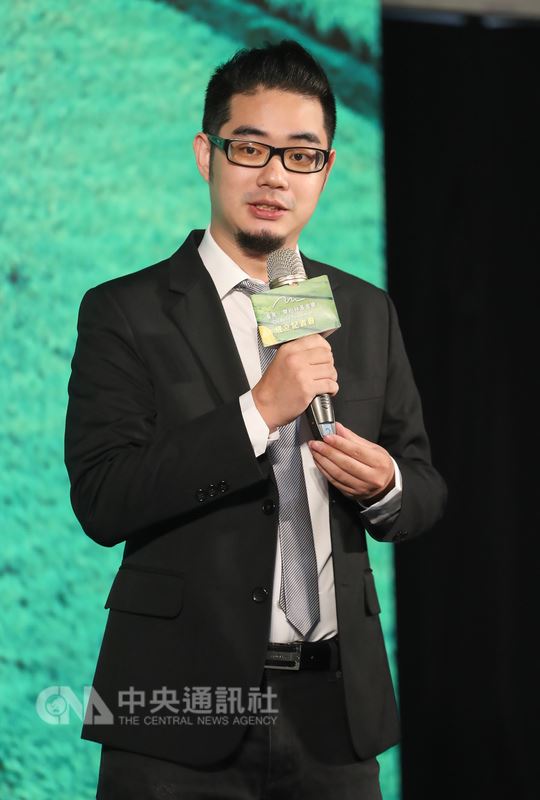 財團法人「看見.齊柏林基金會」8日在華山文創園區舉行成立記者會,已故導演齊柏林兒子齊廷洹(圖)擔任基金會董事,代表家屬致詞感謝外界支持,未來將持續推動父親志業,為台灣土地及環境發聲。中央社記者裴禛攝 107年6月8日