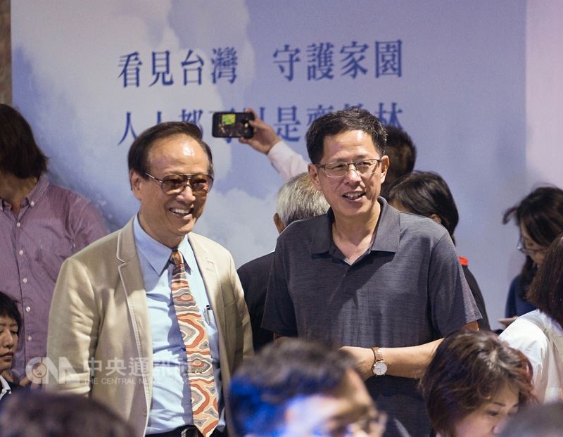 財團法人「看見.齊柏林基金會」8日在華山文創園區舉行成立記者會,基金會董事長歐晉德(左)與中央社董事長劉克襄(右)出席與會。中央社記者裴禛攝 107年6月8日