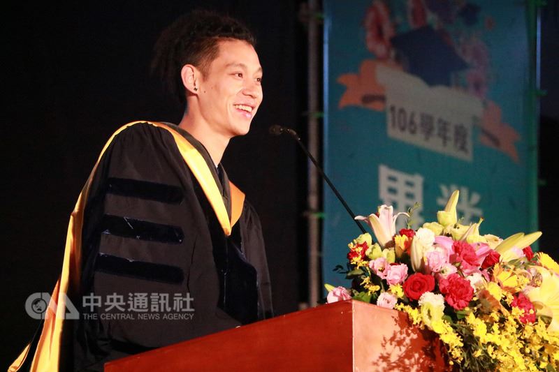 美國職籃(NBA)台裔球星林書豪(圖)9日上午應邀出席國立政治大學畢業典禮,並結合人生經驗分享7件事,希望帶給社會新鮮人信心。(國立政治大學提供)中央社實習記者陳婕翎傳真 107年6月9日