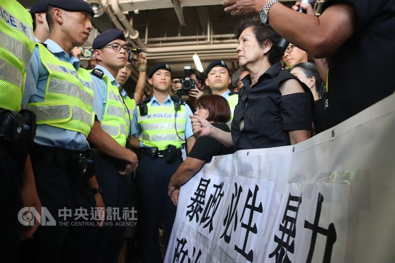 香港本土民主前線前發言人梁天琦因為參與旺角騷亂,11日被法院以暴動罪成判囚6年,其支持者不滿判決,到金鐘高等法院的懲教處收押所抗議。中央社記者張謙香港攝 107年6月11日