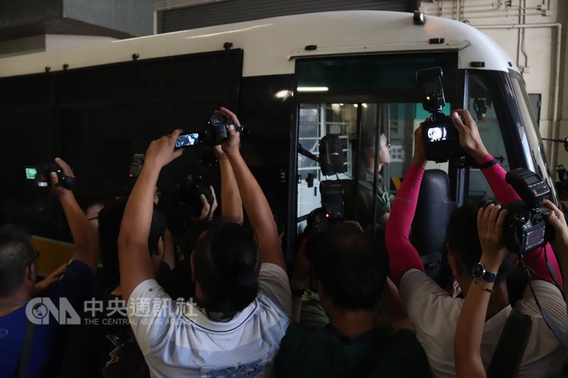 2016年在香港發生的旺角警民衝突案有裁決,本土民主前線前發言人梁天琦參與暴動罪成,11日被法院判囚6年,隨後被囚車(如圖)押走。中央社記者張謙香港攝 107年6月11日