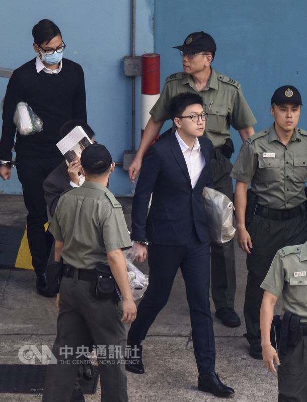 兩年前在香港發生的旺角警民衝突案宣判,前香港本土民主前線發言人梁天琦(中著西裝者)參與暴動罪成,11日被香港高等法院判囚6年。(中新社提供)中央社 107年6月11日