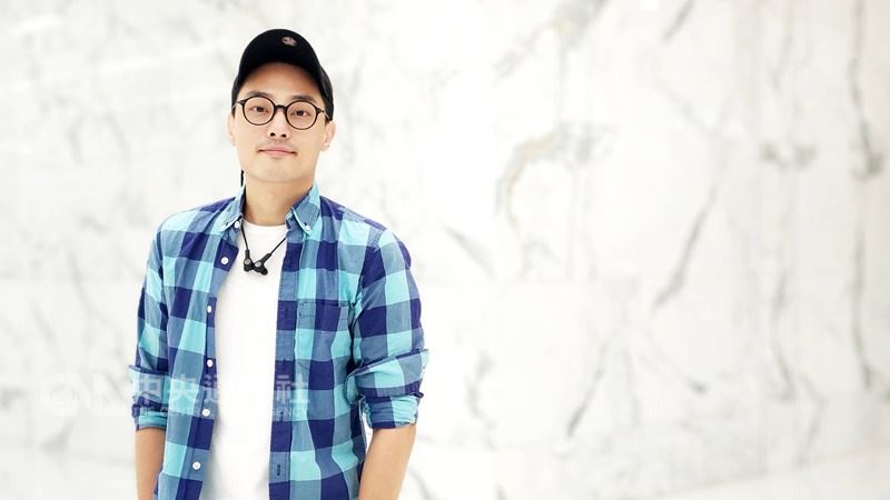 內政部「身分證明文件再設計」得獎作品12日揭曉,獲「設計獎」的設計師魯少綸其實在手機大廠宏達電服務,擔任HTC Sense主視覺設計師已有8年之久。 (宏達電提供) 中央社記者江明晏傳真 107年6月12日