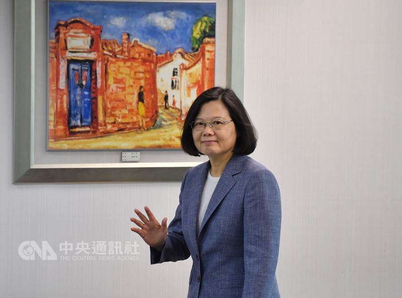 總統蔡英文13日在民進黨中央黨部主持中常會,會前向媒體揮手致意。 中央社記者王飛華攝 107年6月13日