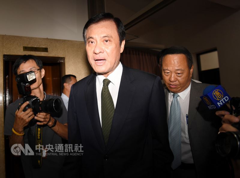 立法院長蘇嘉全(中)14日在立法院召集朝野協商攸關軍人年金改革的「陸海空軍軍官士官服役條例修正草案」。右為國防部長次長柏鴻輝。中央社記者施宗暉攝 107年6月14日