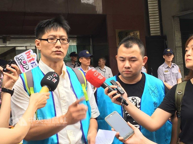 勞動部14日討論媒體業等10個行業是否鬆綁七休一,多個媒體工會到勞動部前抗議,東森電視工會理事長廖啟光(左)受訪表示,如果真的要開放,一定要有配套措施。中央社記者余曉涵攝 107年6月14日
