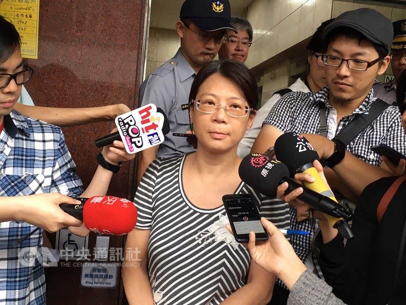 勞動部14日討論媒體業等10個行業是否鬆綁七休一,多個媒體工會前往勞動部抗議。勞動部勞動條件及就業平等司專委王雅芬(中)受訪時再次強調,如果勞動諮詢會同意鬆綁七休一,仍有預告期間可以讓外界提供意見。中央社記者余曉涵攝 107年6月14日