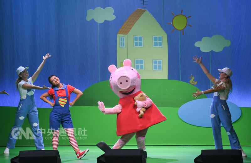 「粉紅豬小妹音樂劇–歡樂派對」16日起一連兩天在台大體育館登場,人氣動畫角色佩佩豬現身與大小朋友與歡度假日時光,現場歡笑聲不絕於耳。(華研國際提供)中央社記者江佩凌傳真 107年6月16日