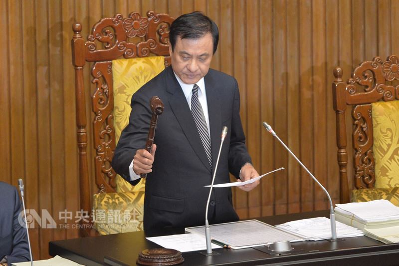 立法院院會20日歷經超過11小時處理軍改案爭議條文,晚間10時8分開始進行軍改案三讀程序,並在11時20分由立法院長蘇嘉全敲槌,正式宣布三讀修正通過陸海空軍軍官士官服役條例。中央社記者孫仲達攝 107年6月20日