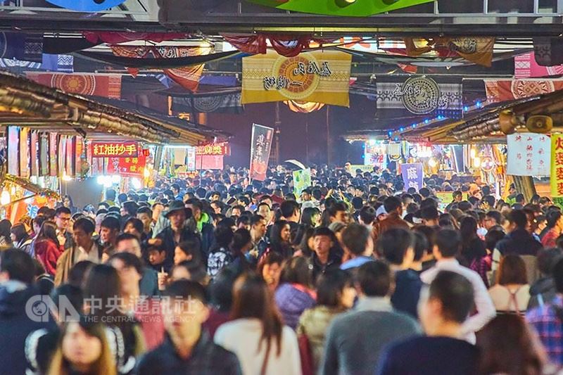 行政院人事行政總處22日表示,放寬國旅卡的自行運用額度的使用業別,排除珠寶銀樓、八大行業及儲值性的商品,水費、電費、瓦斯費,從來都不是國旅卡的使用範圍。圖為購物人潮。(中央社檔案照片)