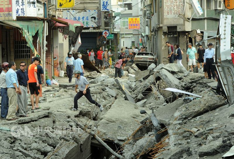 高雄氣爆案,高雄地院22日上午宣判,榮化、華運共須負擔60%過失責任,3案共判賠2億4000多萬元。圖為高雄氣爆現場。(中央社檔案照片)