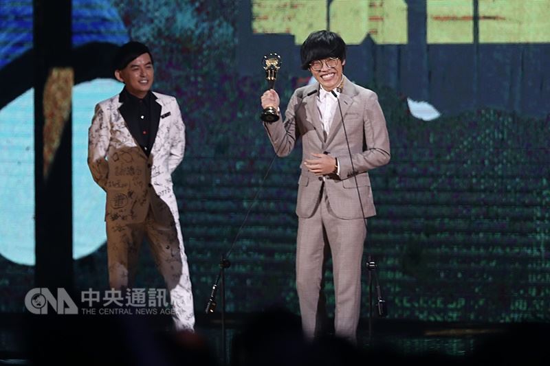 第29屆金曲獎23日晚間在台北小巨蛋頒獎,歌手盧廣仲(右)以歌曲「魚仔」開場就連拿「最佳作曲人獎」及「年度歌曲獎」,開心登台發表感言。左為頒獎人黃子佼。 中央社記者吳翊寧攝 107年6月23日