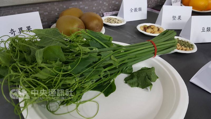 白天的飲食可為晚上的熬夜增加能量,專家建議,若熬夜看足球,最好不要吃鹽酥雞等油炸燒烤物,可多攝取含豐富維生素B的食物,深綠色蔬菜跟全穀類、五穀米飯、薏仁等,是維他命B群的好來源。中央社記者陳偉婷攝 107年6月24日