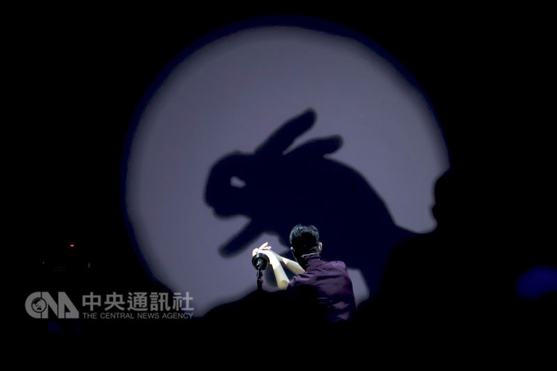 第29屆金曲獎頒獎典禮23日晚間在台北小巨蛋舉行,歌手蕭敬騰擔綱主持大任,在台上大玩手影戲說故事。中央社記者吳翊寧攝 107年6月23日