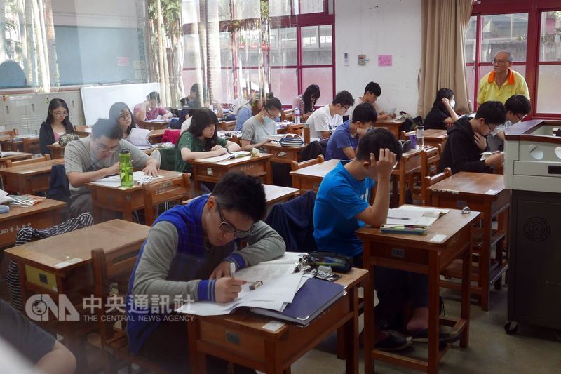 107學年度大學指考將於7月登場,由於少子女化現象,加上考試入學分發管道名額逐年減少,指考人數也逐年遞減,和10年前相較,指考報名人數減少近一半。圖為106學年度大學指考考場。(中央社檔案照片)