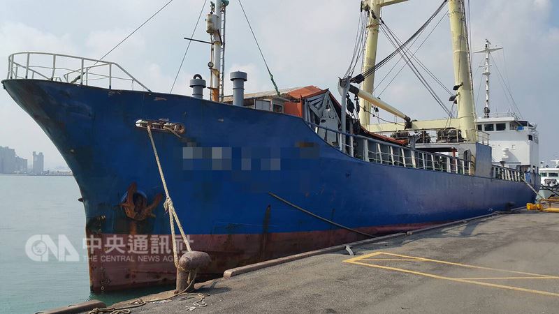 海巡署發現雜貨輪「永順2號」出港後,又以需要維修補給名義申請入港,經研判貨輪意圖以船舶故障名義夾帶私運物品闖關,海巡人員25日登船,查獲走私香菸近8萬條,依違反菸酒管理法函送台中市政府裁處。(台中海巡隊提供)中央社記者蘇木春傳真 107年6月25日