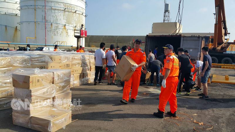 海巡人員發現雜貨輪「永順2號」路線與平日往返路徑不同,且剛出港沒多久就又申請進入另一港口,海巡人員25日凌晨在台中港西岸C1碼頭,查獲走私香菸近8萬條,市價約新台幣3500萬元。(台中海巡隊提供)中央社記者蘇木春傳真 107年6月25日