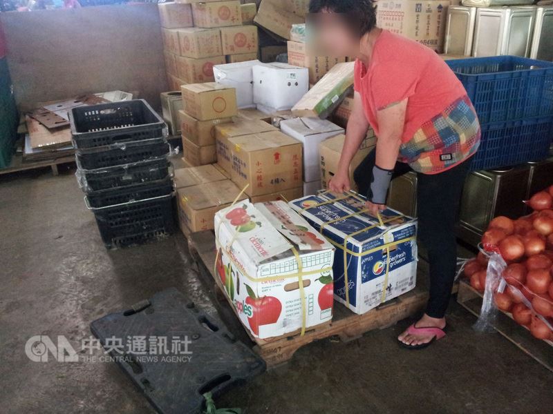 花蓮彭姓婦人在市場賣菜近30年,常搬重物,確診為腰椎椎間盤突出。她擔心休息就沒有收入,還要支付後續的醫療費用,但繼續工作又怕腰痛變得更嚴重。在花蓮慈濟醫院職業醫學科主任劉鴻文及東區職業傷病防治中心協助下,為彭婦申請職業病相關給付。(花蓮慈濟醫院提供)中央社記者李先鳳傳真 107年6月26日