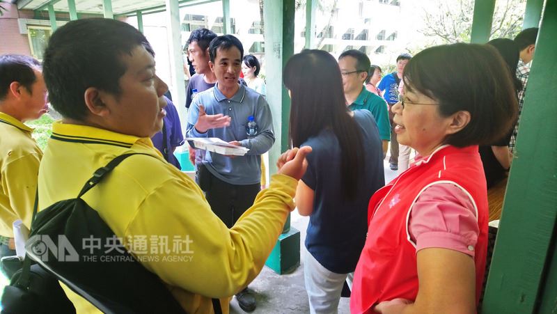 阿里山森林鐵路將自7月1日起回歸林務局,林務局27日在嘉義召開說明會,強調員工待遇「不會低於、只會優於台鐵局」。嘉義林管處長黃妙修(右)與森鐵處員工討論移撥後的相關問題。(嘉義林管處提供)中央社記者江俊亮傳真 107年6月27日